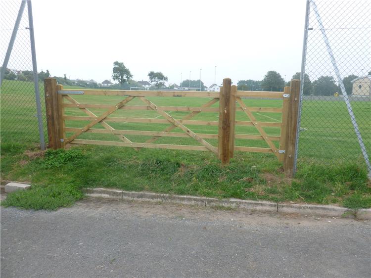 New gate at Sandy Lane park 003